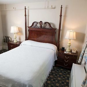 Deluxe Main Inn Room One Queen Bed